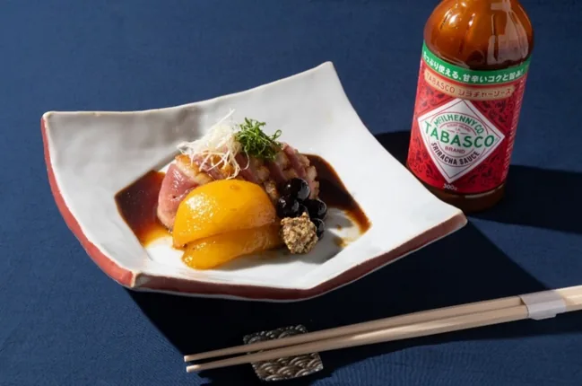 合鴨とスモモのTABASCO®シラチャーソース鍬焼き