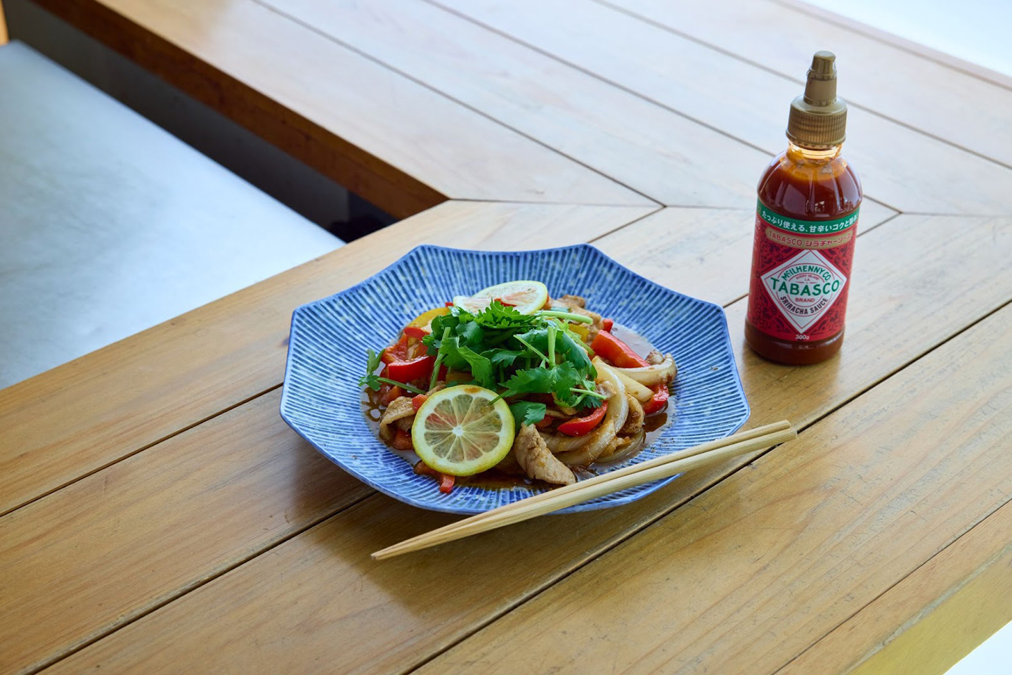 エスニック豚バラ肉炒め × TABASCO®シラチャーソース