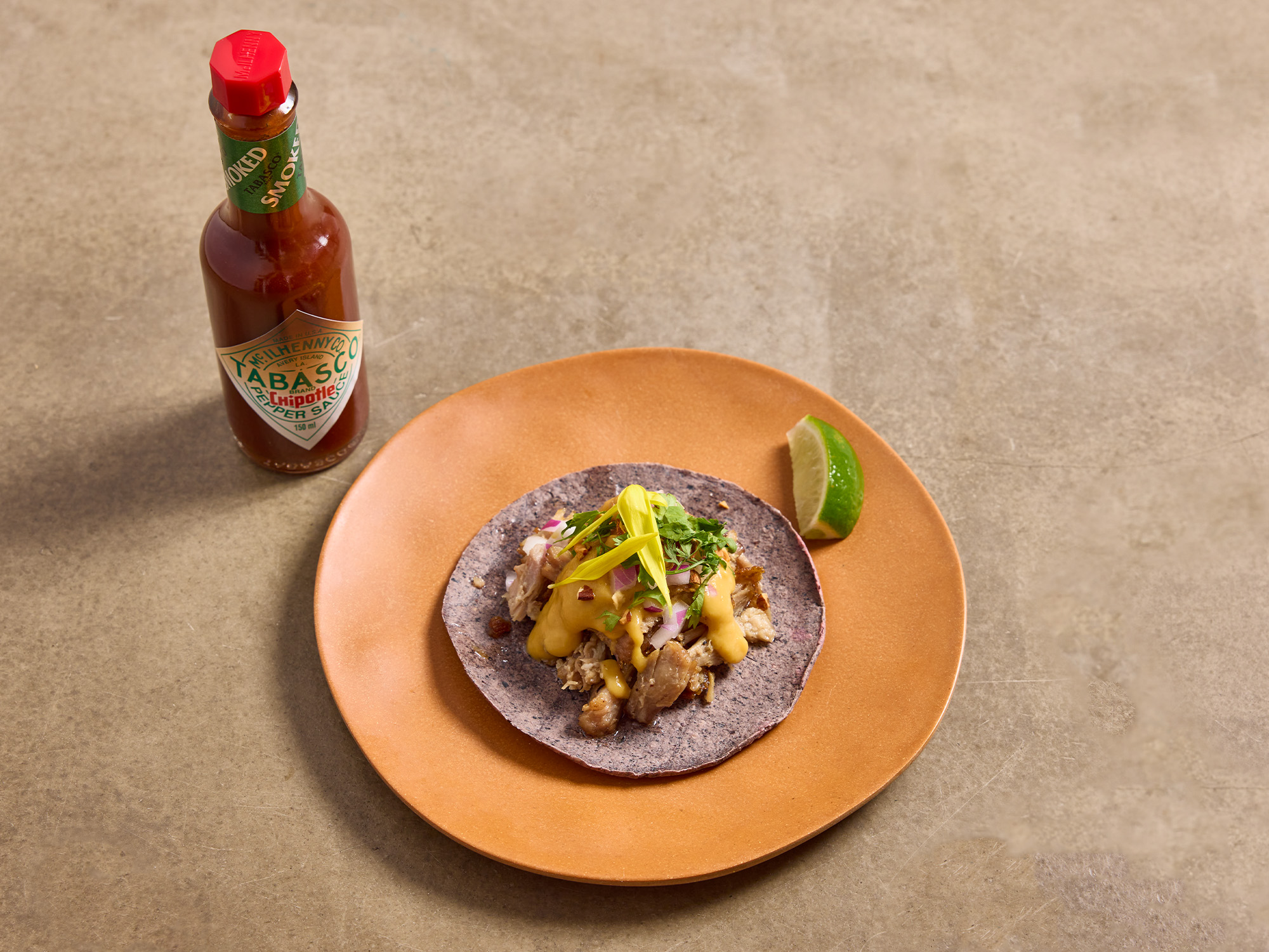 カルニータスとピーチ＆マンゴーサルサタコス×TABASCO®チポートレイソース