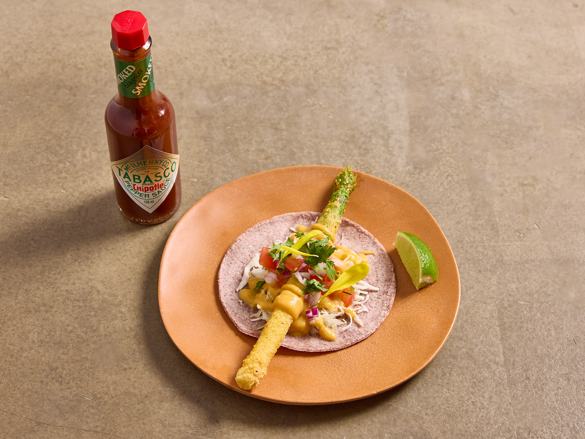 フライドアスパラガスとピーチ＆マンゴーサルサタコス×TABASCO®チポートレイソース
