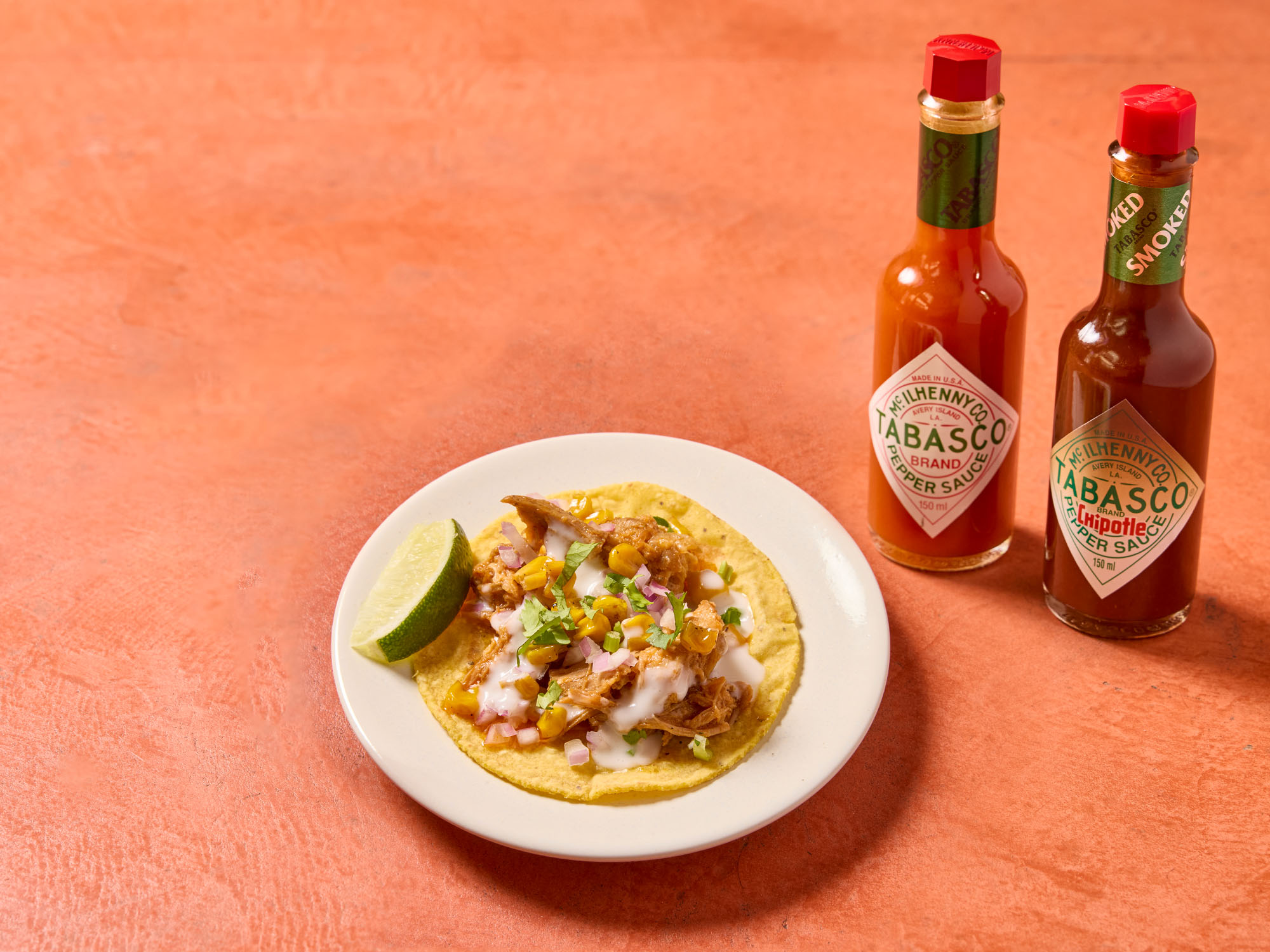 チポトレ・プルドポークとハニー・ホワイトソースタコス×TABASCO®オリジナルレッドペパーソース＆TABASCO®チポートレイソース
