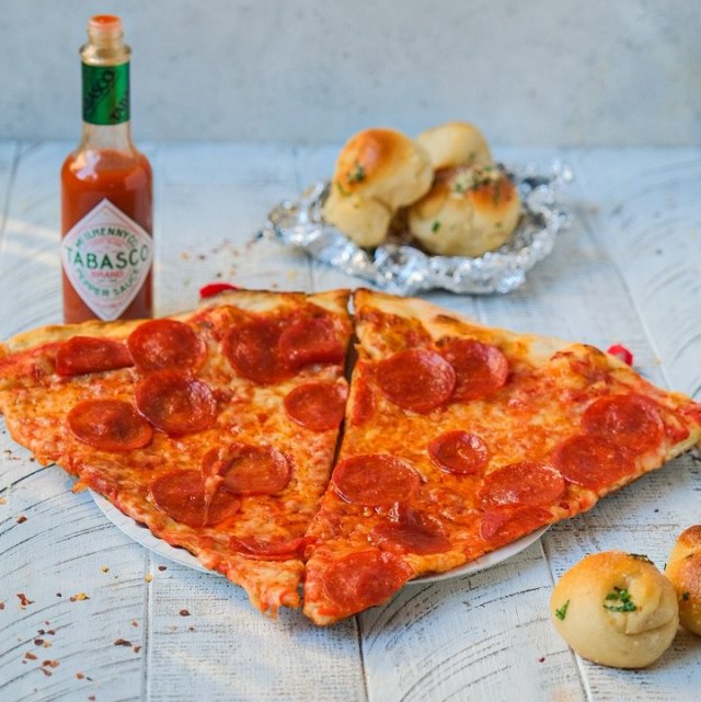 一🍕じゃ、絶対に足りない😋

#ピザ  #おうちごはん #手作り #ホームメイドピザ #サラミ #チーズ #タバスコ