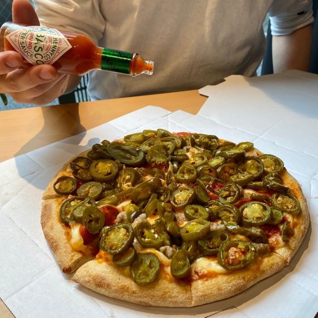 もはや、ピザを敷いたハラペーニョ！🔥

📸 @dominos_jp さん

#タバスコ #世界をちょっピリおいしく #ハラペーニョ #ドミノピザ